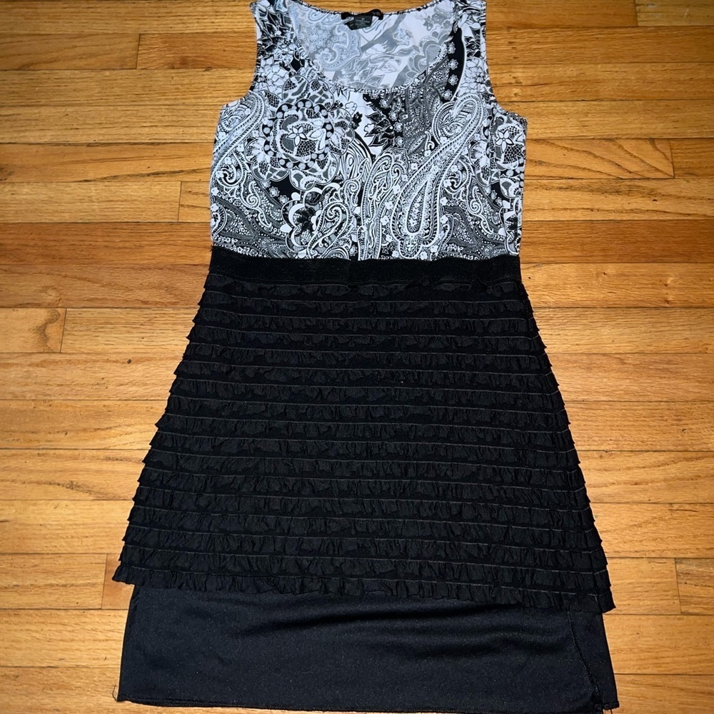Suzie In the city paisley print bodycon dress with ruffled bottom